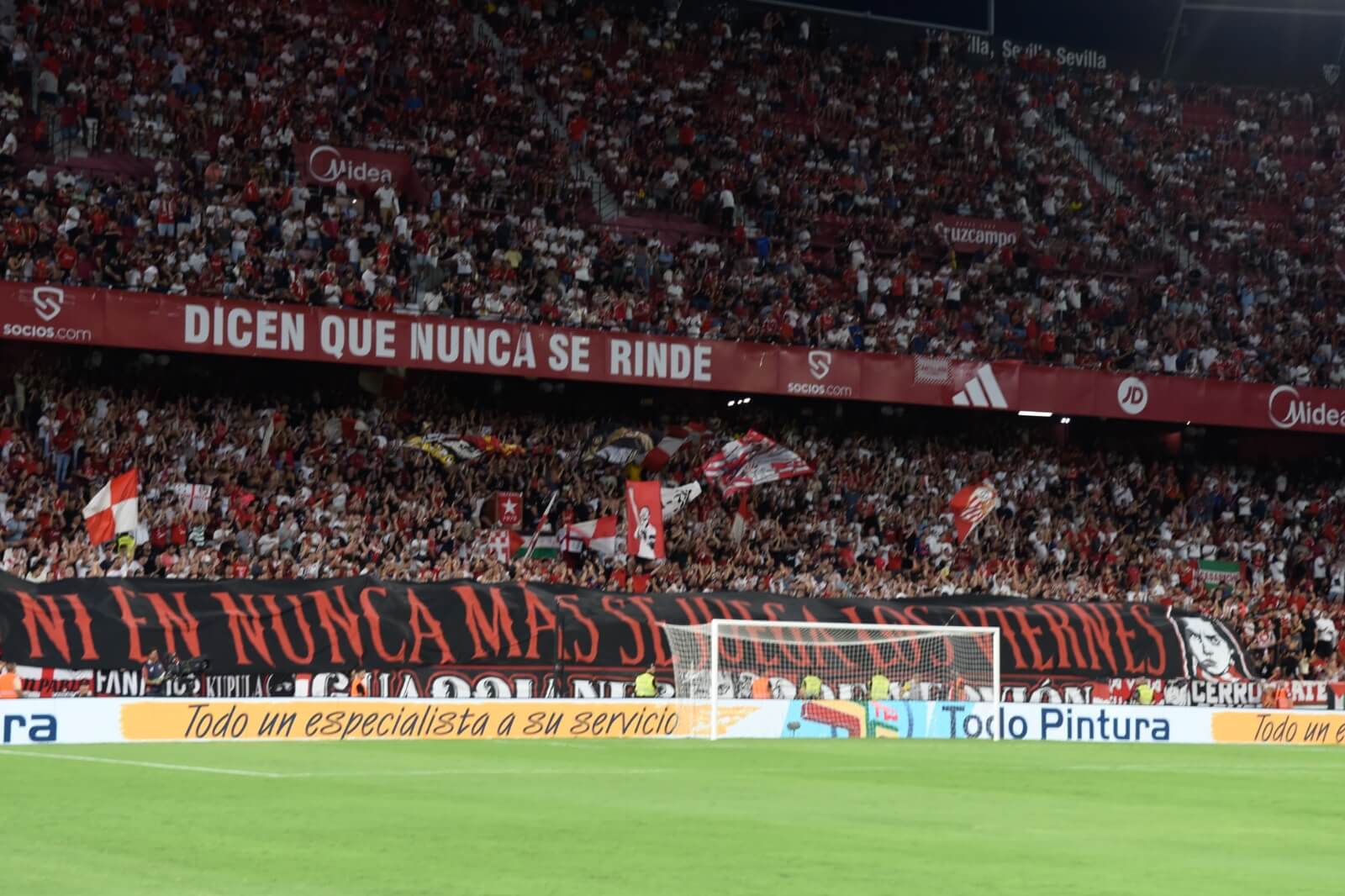 Pancarta contra el fútbol los viernes en el Sevilla - Elche (Foto: Kiko Hurtado).