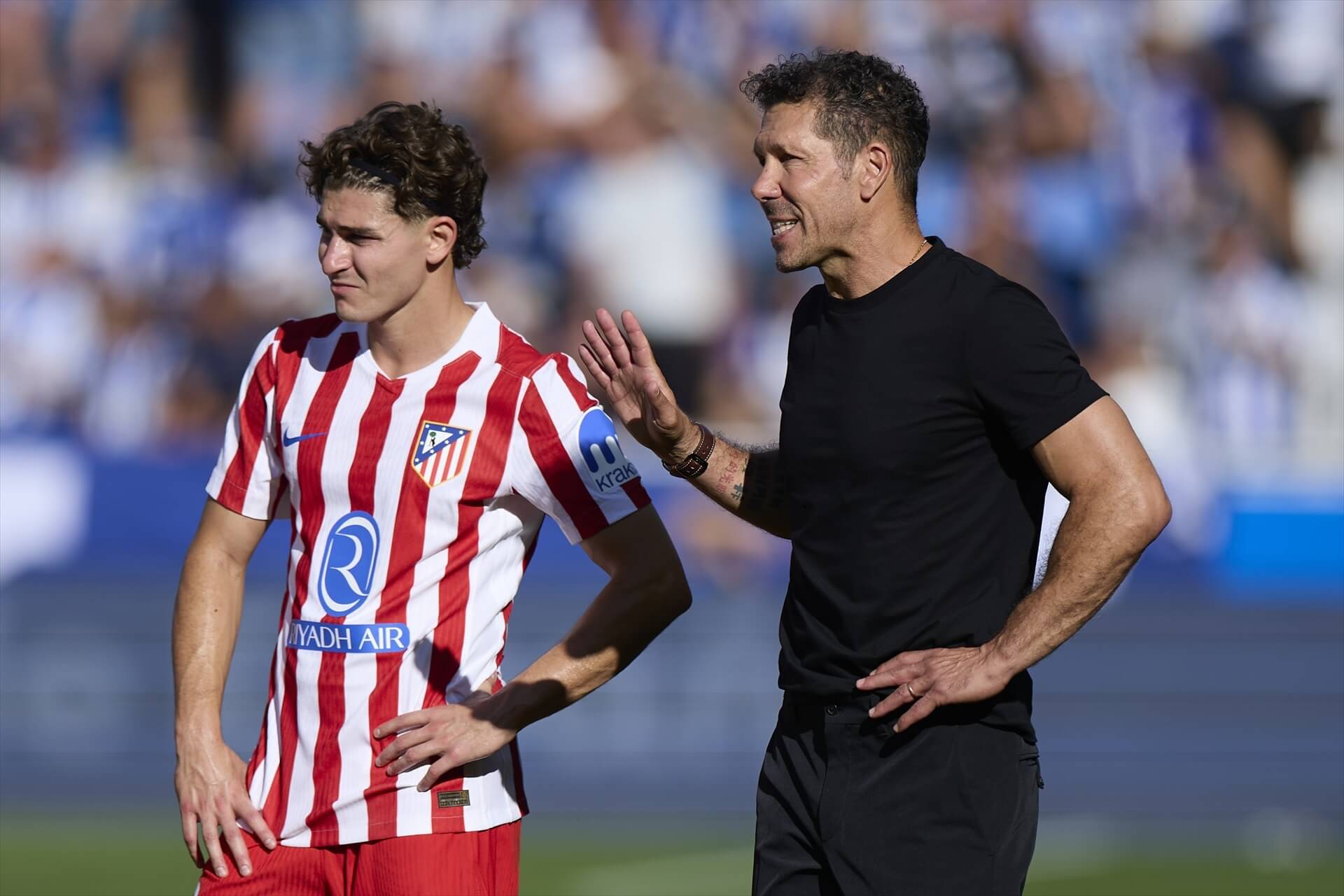 Julián Álvarez con Simeone en camiseta durante el partido contra el Alavés. (Europa Press)