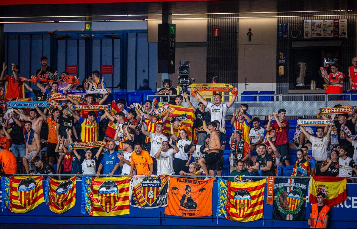 La afición del Valencia llena el Johan Cruyff