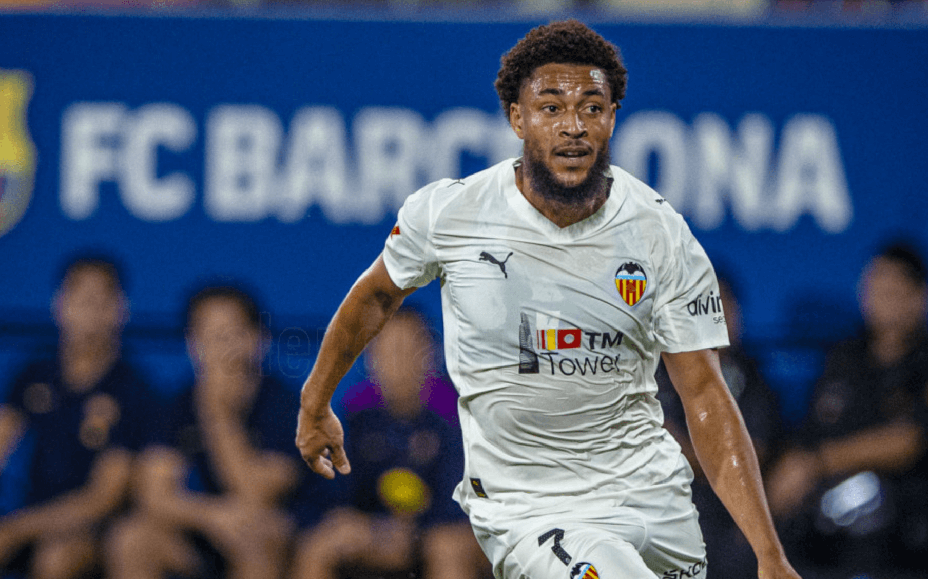 Danjuma ante el Barça (Foto: Valencia CF)