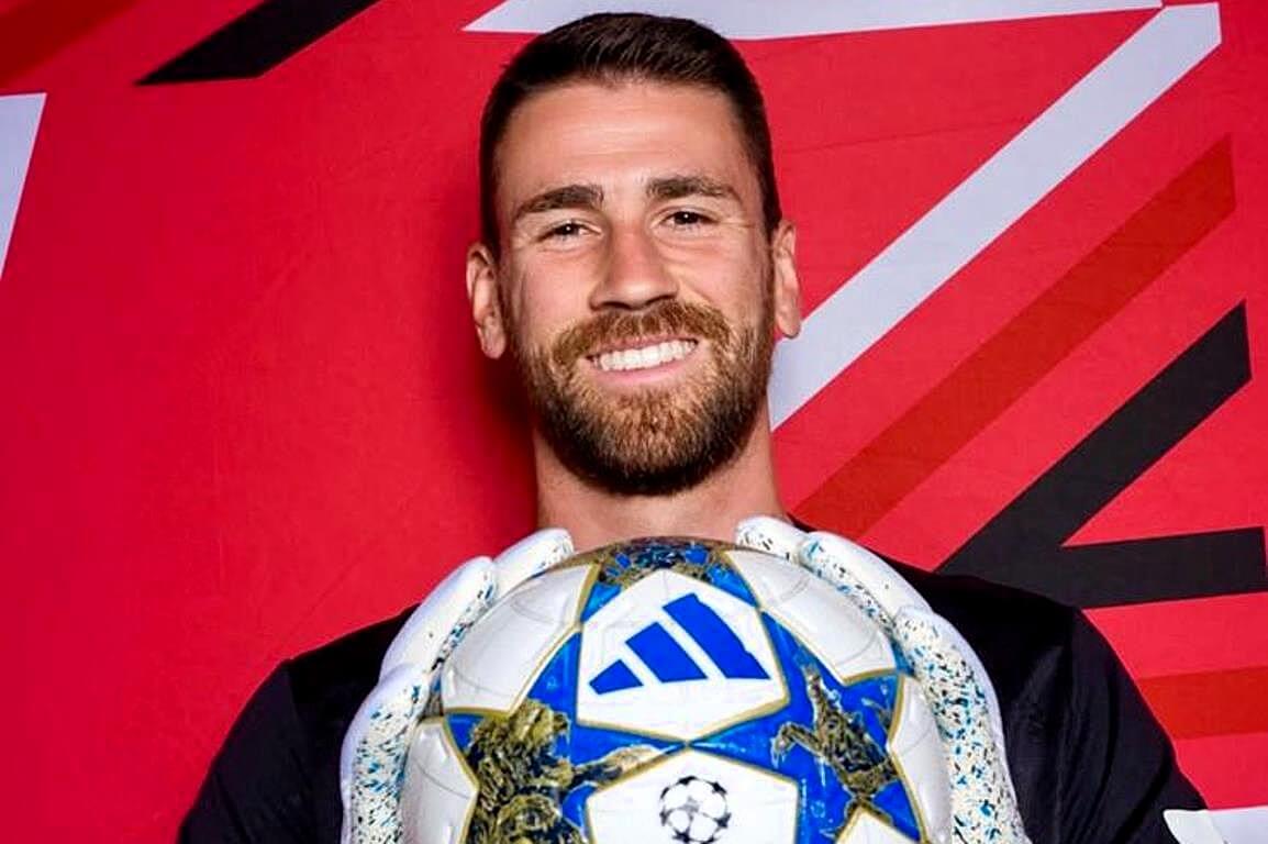 Unai Simón posa con el balón de la Champions (Foto: Athletic Club).