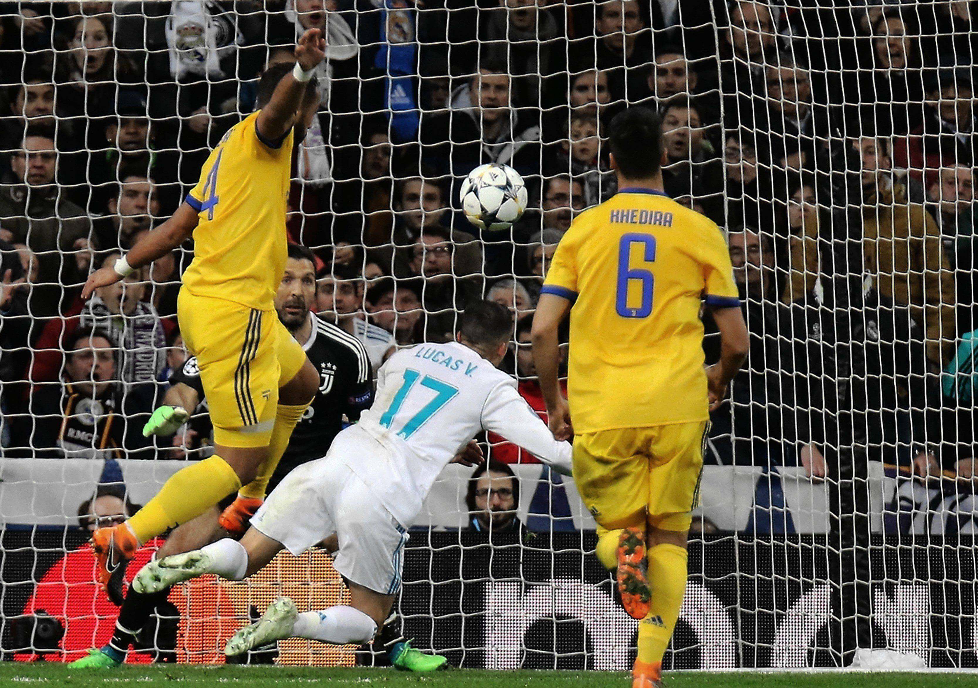 Benatia derriba a Lucas Vázquez en las semis de Champions 2027/18 (Foto: Cordon Press)