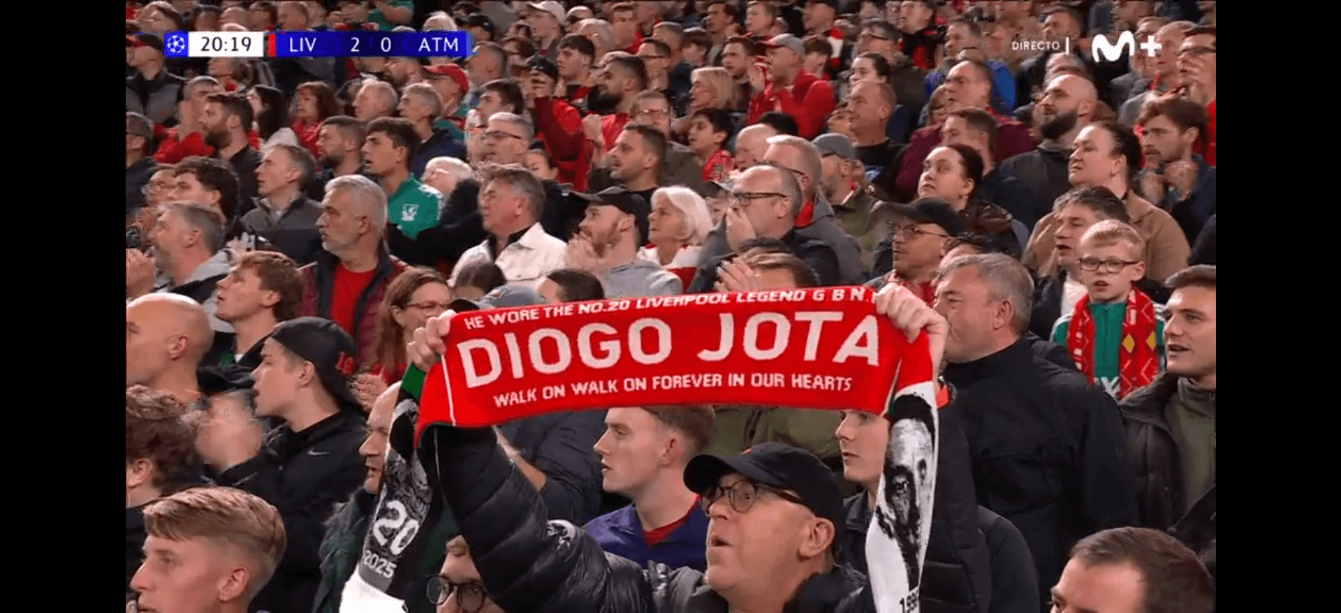 Anfield homenajea a Diogo Jota en el minuto 20 del Liverpool-Atlético de Madrid (foto: EFE).