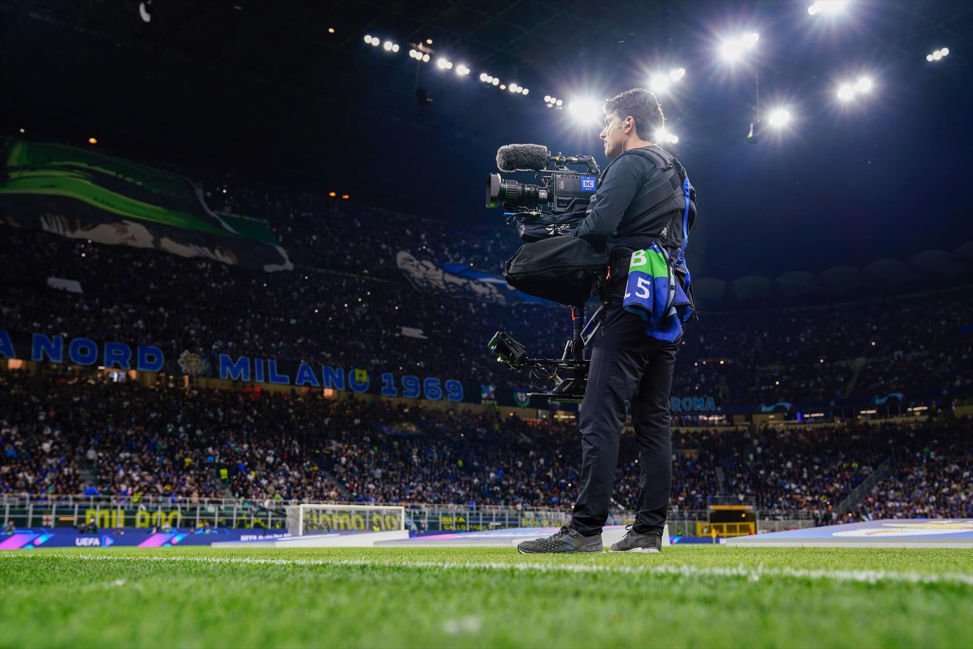 Cámara de televisión en San Siro durante el partido de Champions del Inter (Foto: CordonPress).