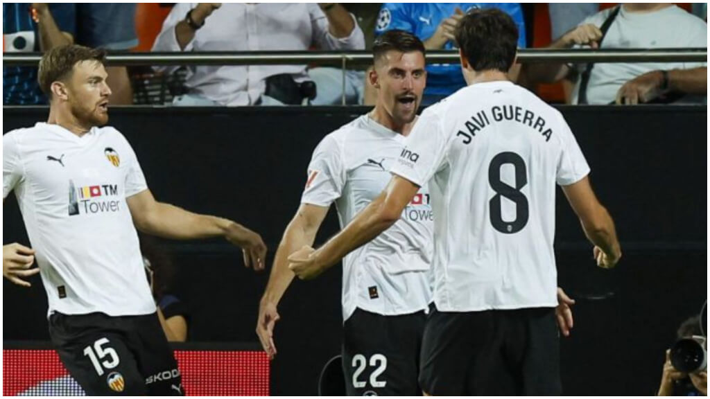 Santamaria celebra su primer gol con el Valencia en Mestalla. (LaLiga)