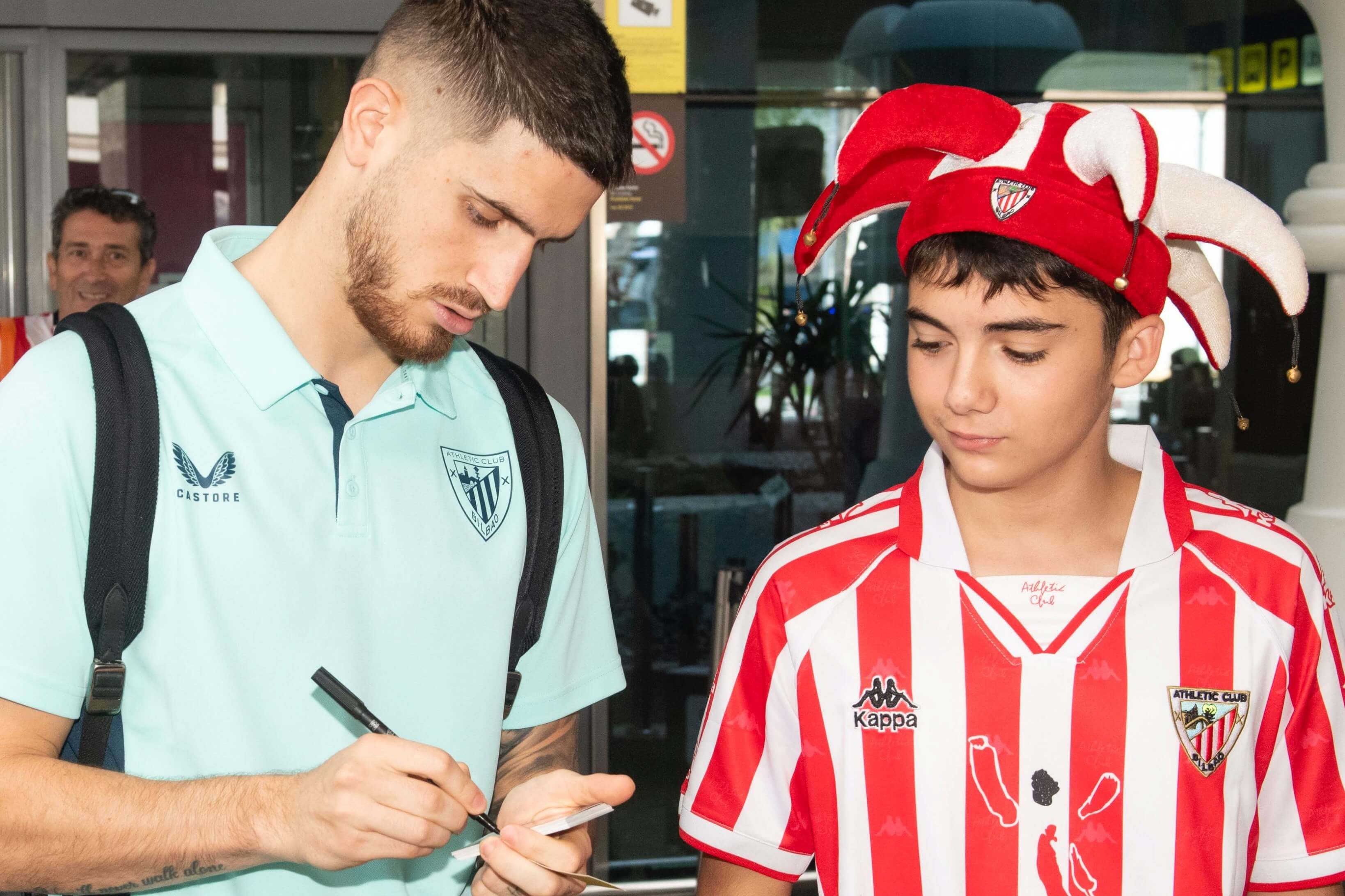 Oihan Sancet firma autógrafos a niños athleticzales (Foto: Athletic Club).