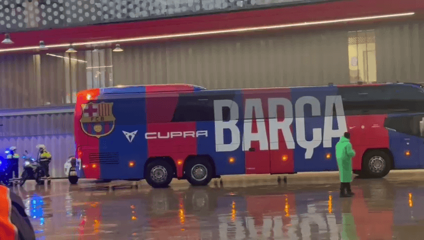 El Barça llega bajo un tremendo aguacero