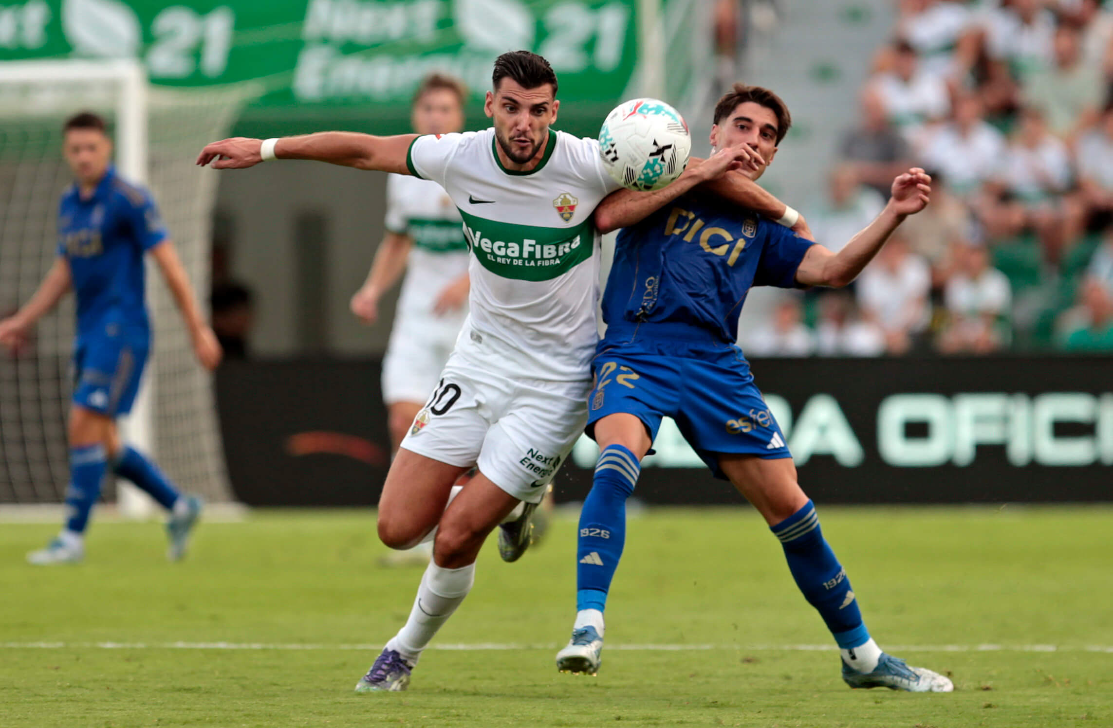 Rafa Mir y Nacho Vidal pelean un balón en el Elche-Real Oviedo (Foto: LALIGA).
