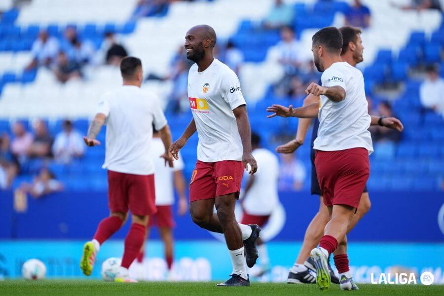 Calentamiento del Valencia CF en Cornellà (Foto: LALIGA)