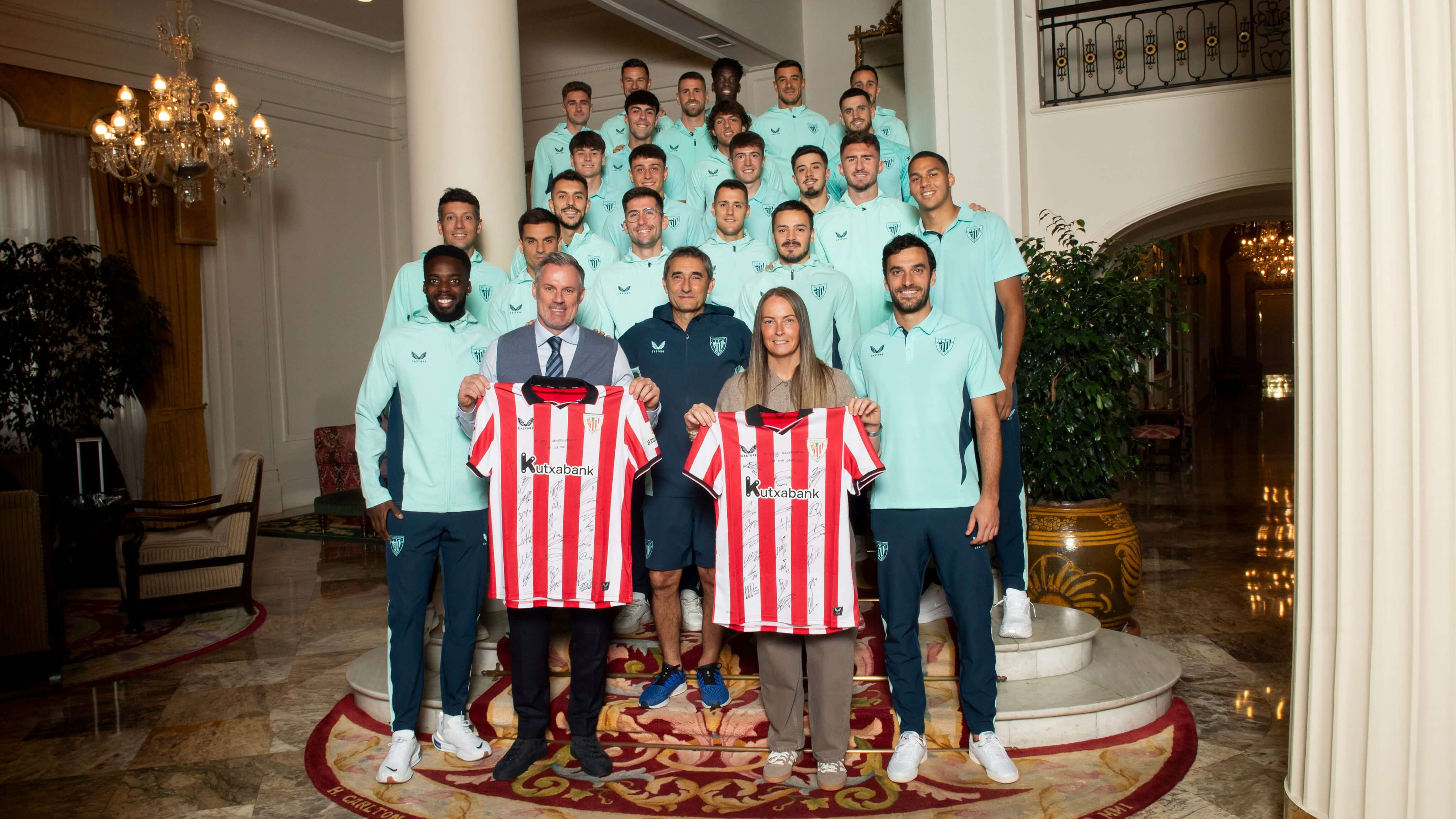 La plantilla posa con los premiados One Club Man y Woman 2025 (Foto: Athletic Club).