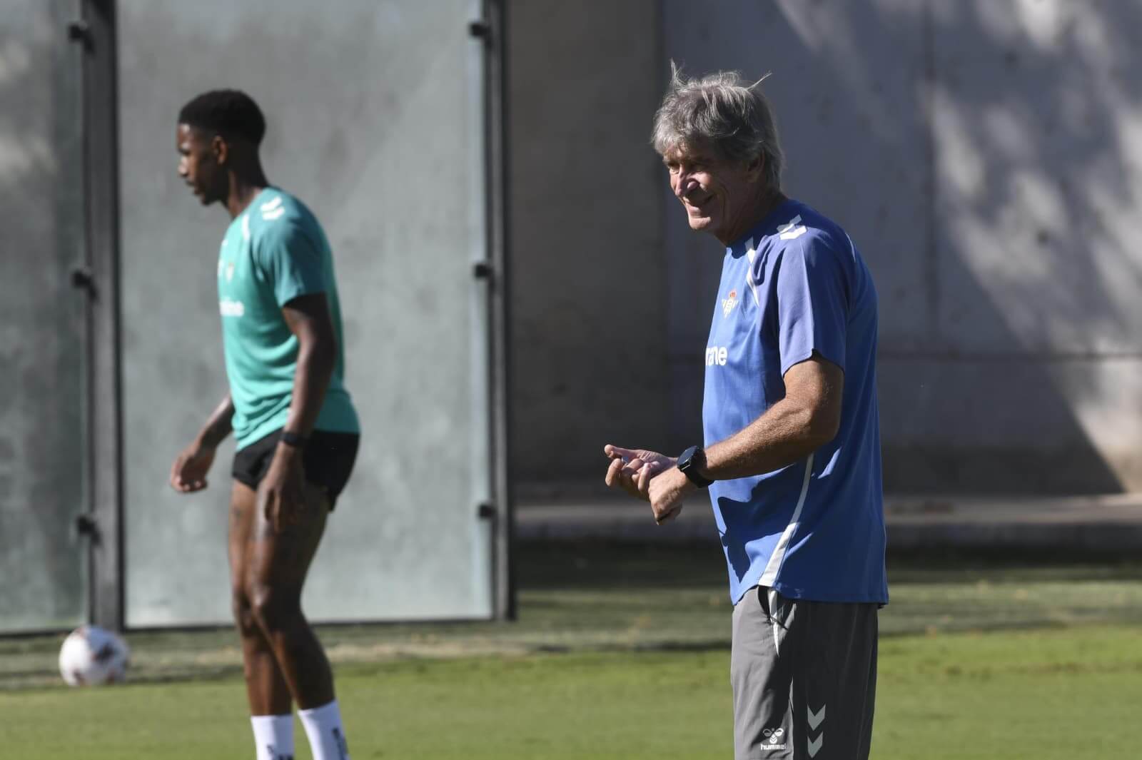 Manuel Pellegrini, en el entrenamiento del Real Betis (FOTO: Kiko Hurtado).