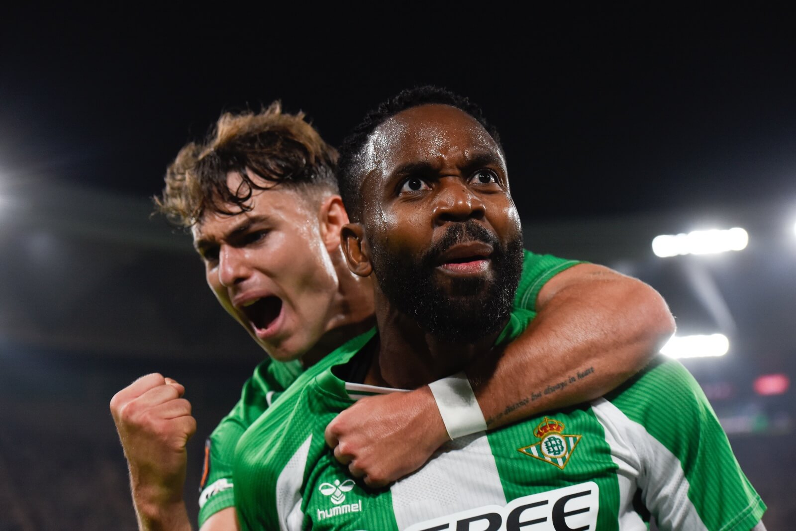 Bakambu celebra su gol ante el Nottingham (Foto: Kiko Hurtado)