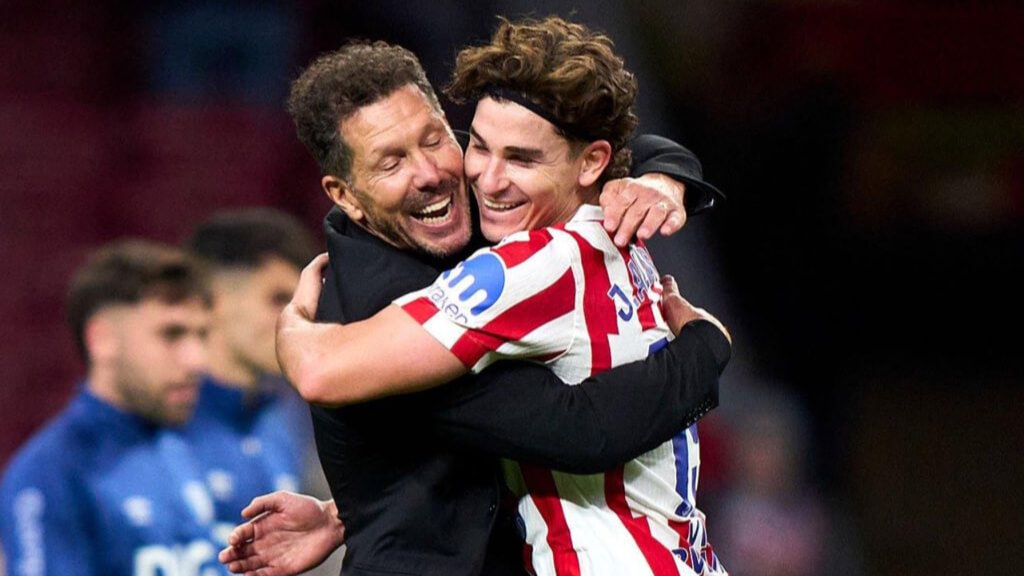 Simeone y Julián Álvarez abrazándose (Redes Sociales)