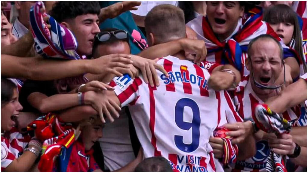 La celebración de Sorloth con la grada en el derbi. (DAZN)