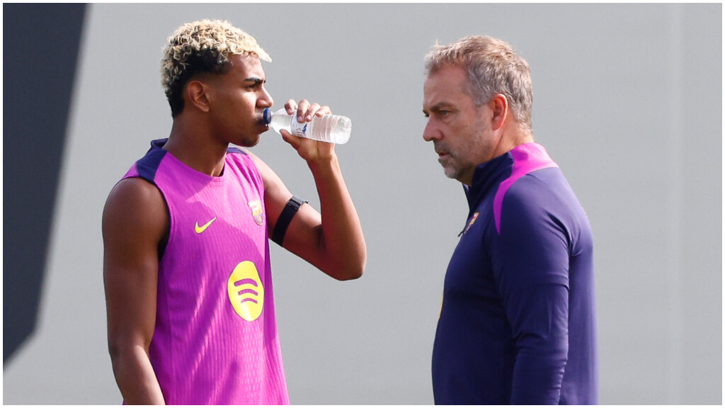 Hansi Flick y Lamine Yamal en el último entrenamiento del Barcelona. (EFE)