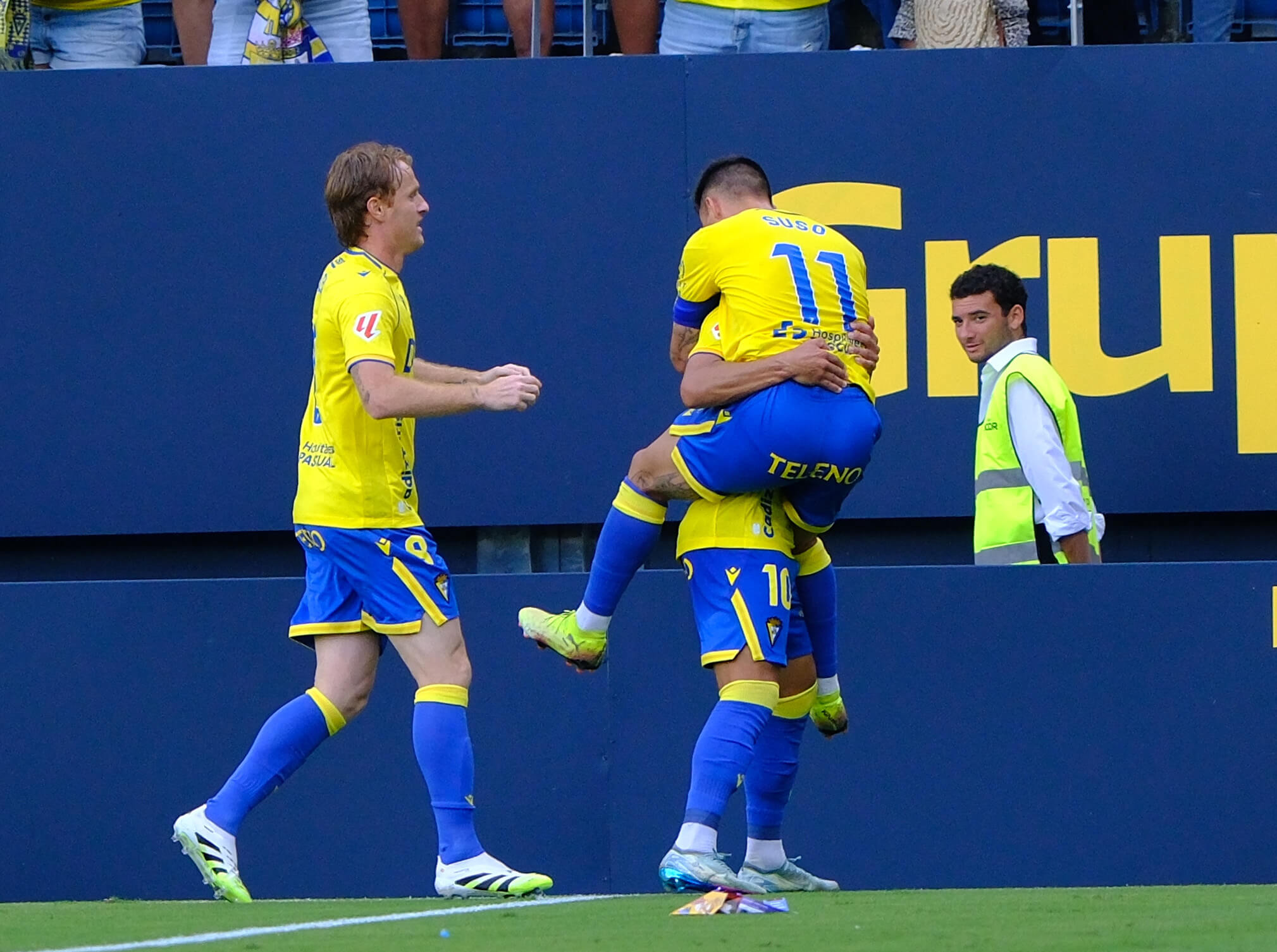 Álex Fernández celebra un gol con el Cádiz (Foto: LaLiga).