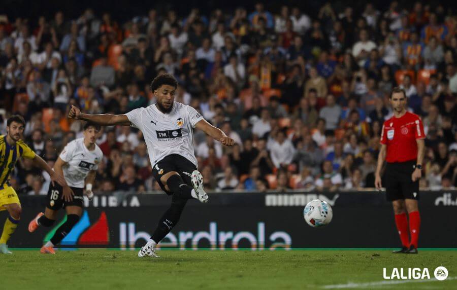 Penalti fallado de Danjuma y parado por Escandell (Foto; LALIGA)