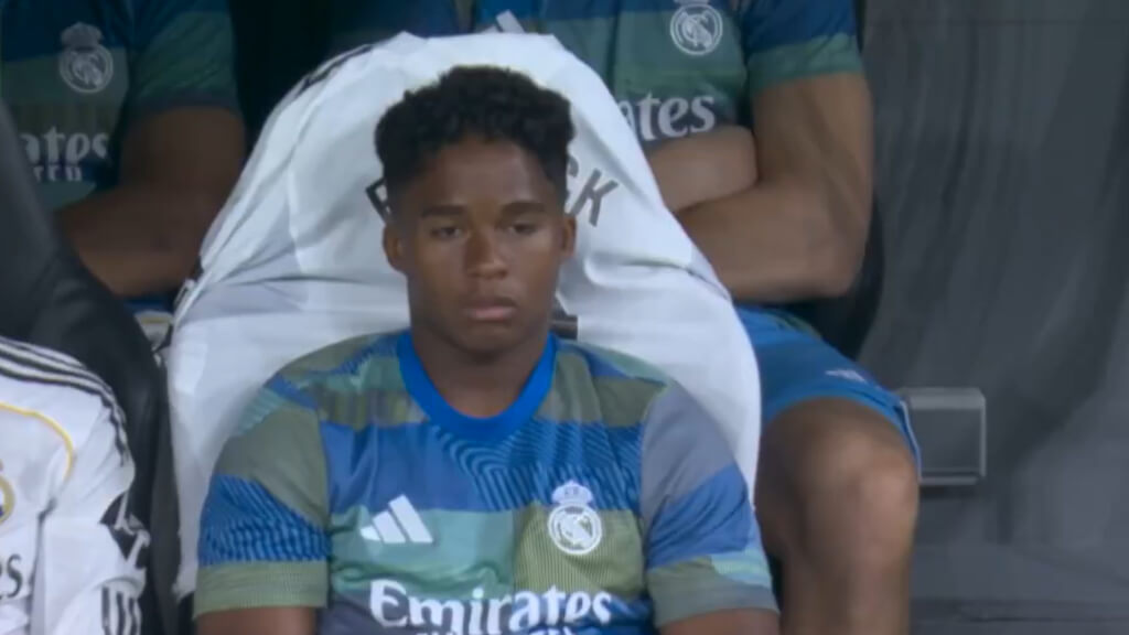 Endrick en el banquillo (DAZN)
