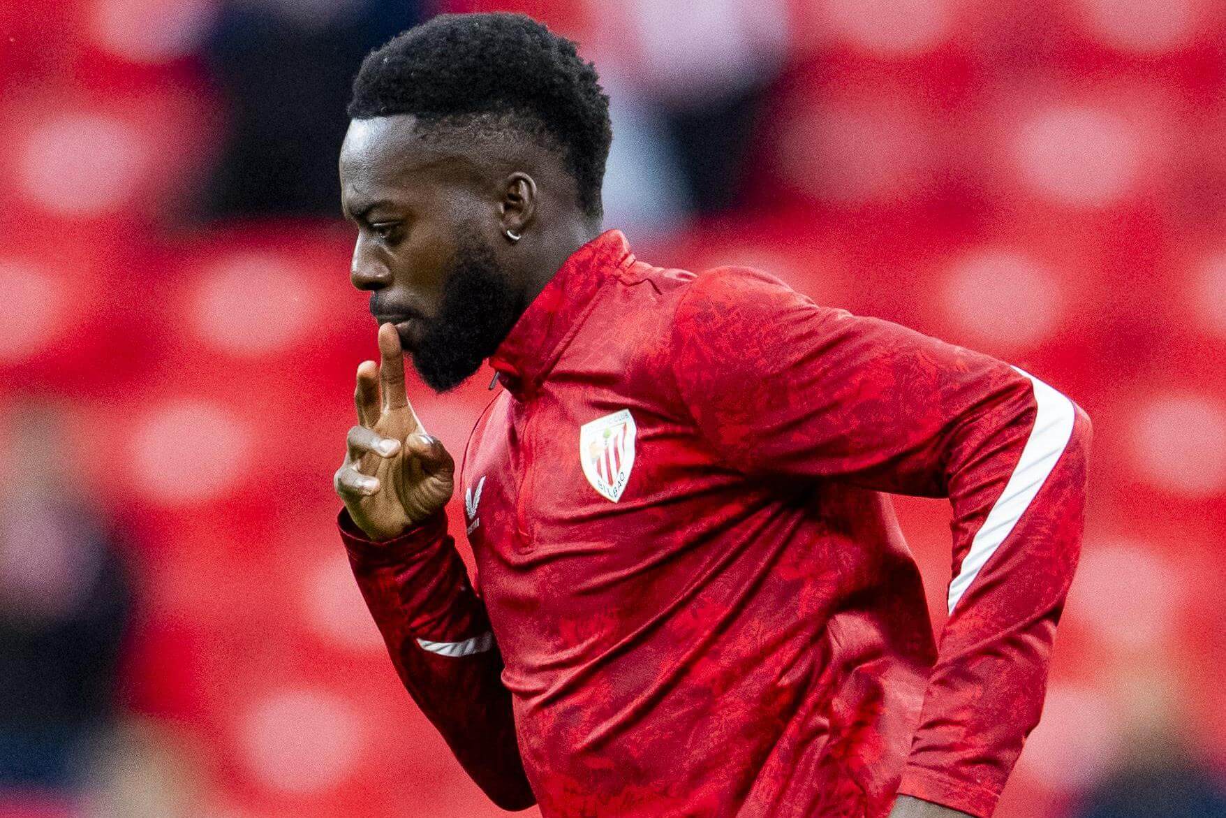 Iñaki Williams calienta en San Mamés para jugar ante el Mallorca (Foto: Athletic Club).