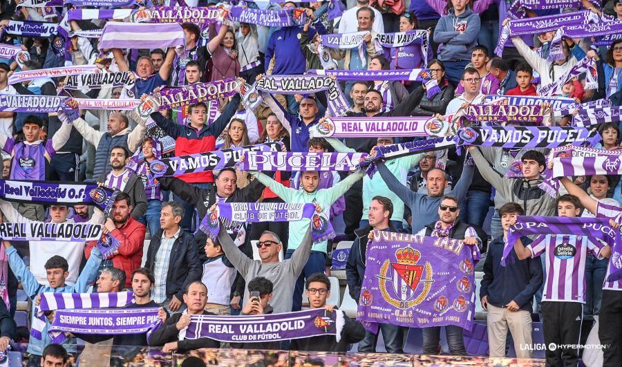 Afición del Real Valladolid ante el Mirandés.