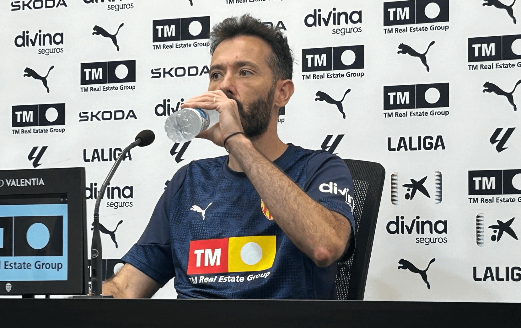 Carlos Corberán bebe agua