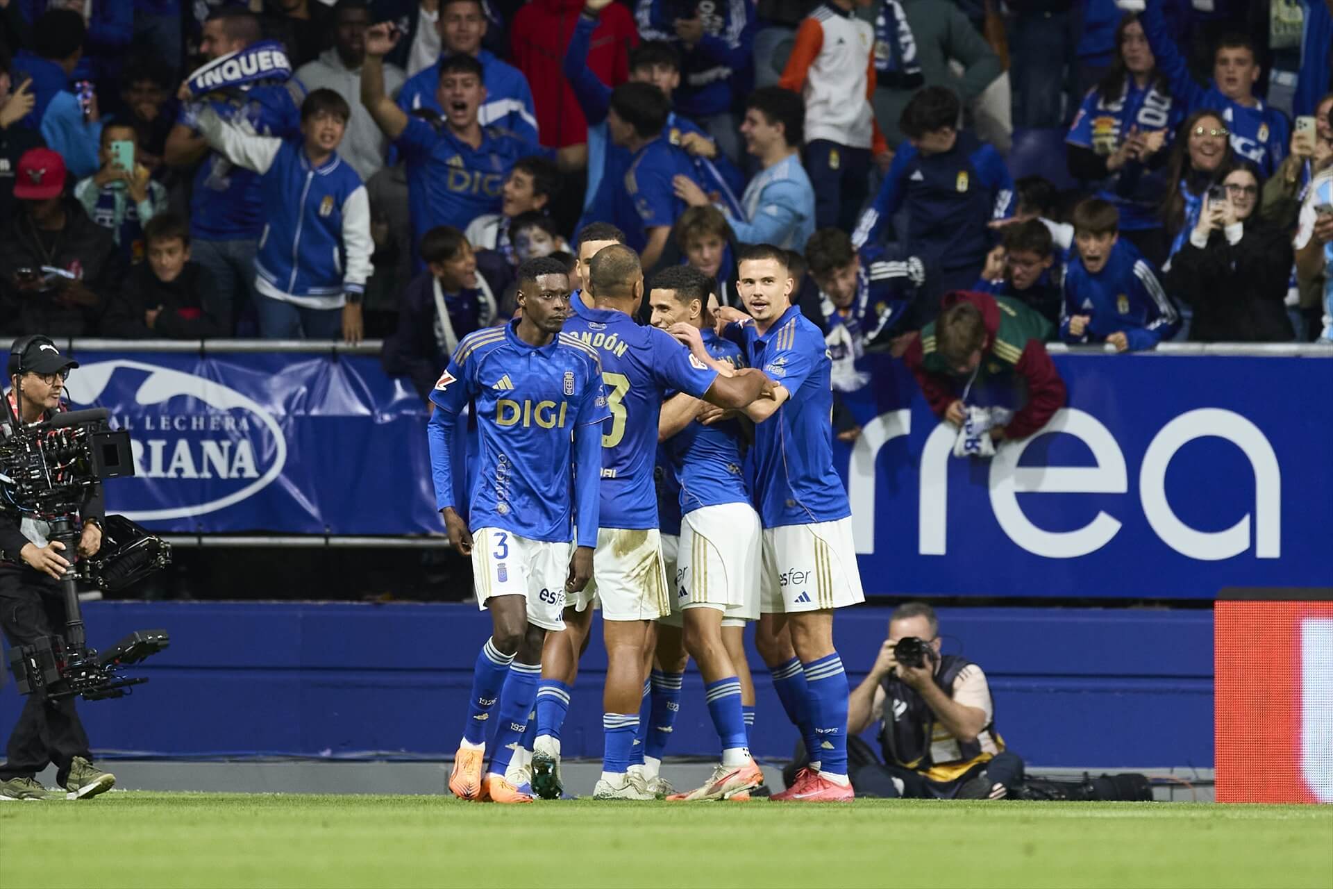 Los jugadores del Real Oviedo celebran el gol de Alberto Reina (FOTO: Europa Press).
