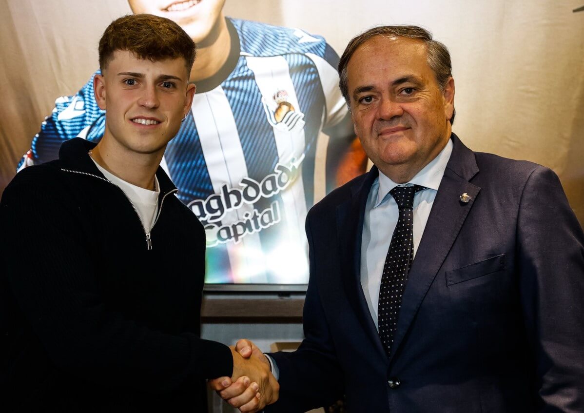 Iñaki Ruperez se da la mano con Jokin Aperribay tras su renovación (Foto: Real Sociedad).