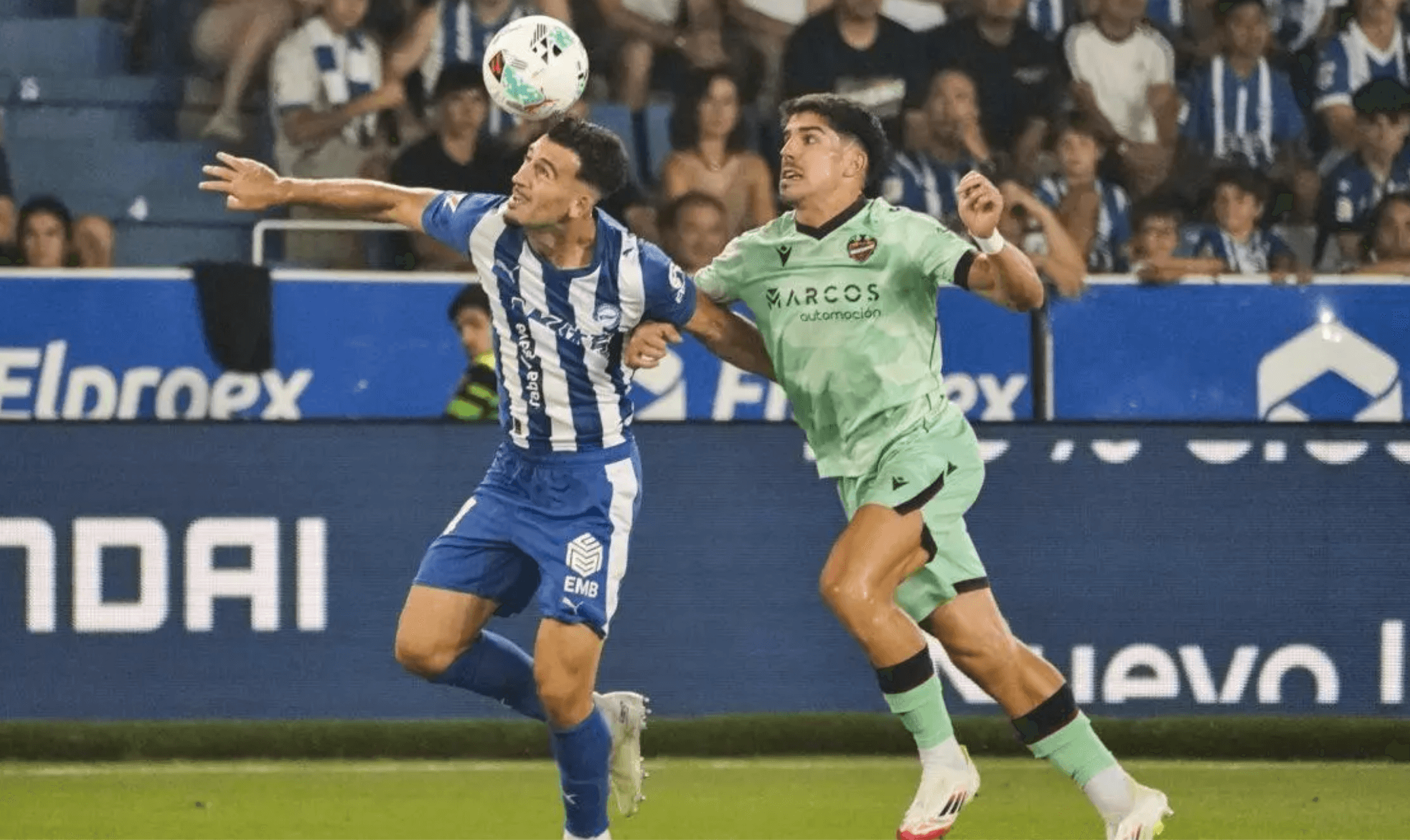 Toni Martínez marca para el Alavés contra el Levante UD (Foto: EFE)