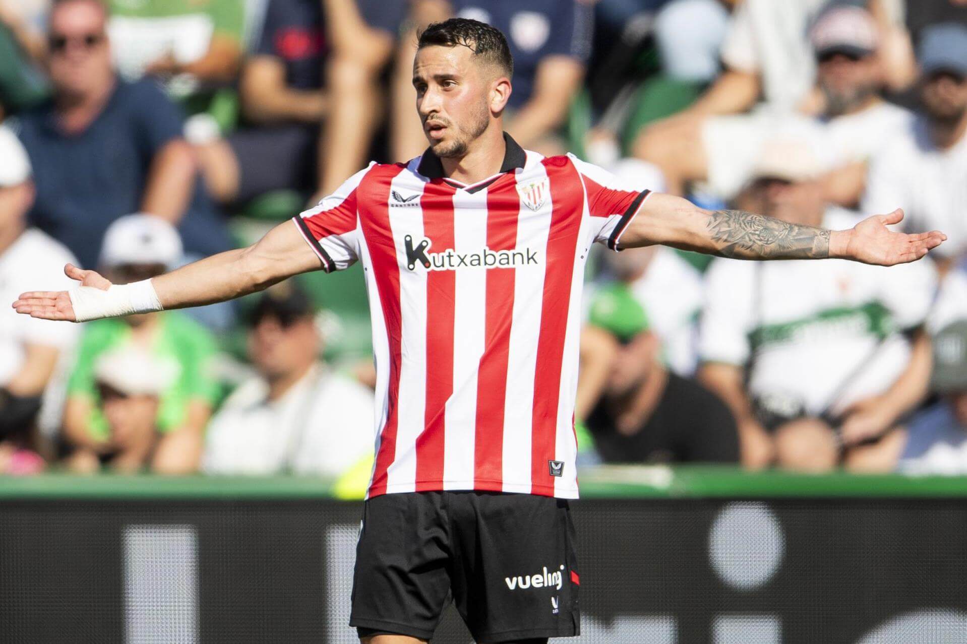 Protesta de Alex Berenguer ante el Elche en el Martínez Valero (Foto: Athletic Club).
