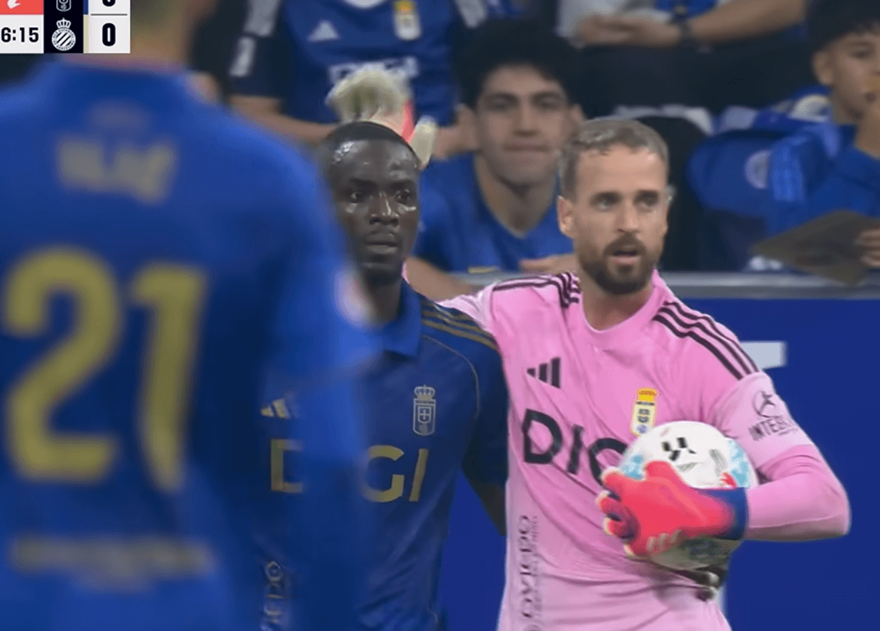 Aarón consuela a Eric Bailly en el Real Oviedo-Espanyol.
