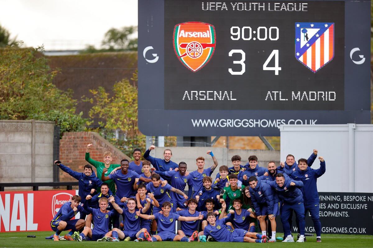 Los juveniles del Atlético celebran el triunfo ante el Arsenal (Foto: Atleti Academia).