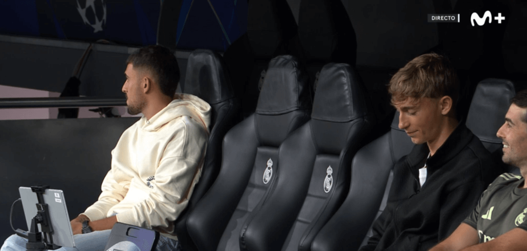 Dani Ceballos y Dean Huijsen, en el banquillo del Bernabéu (Captura de Movistar +)