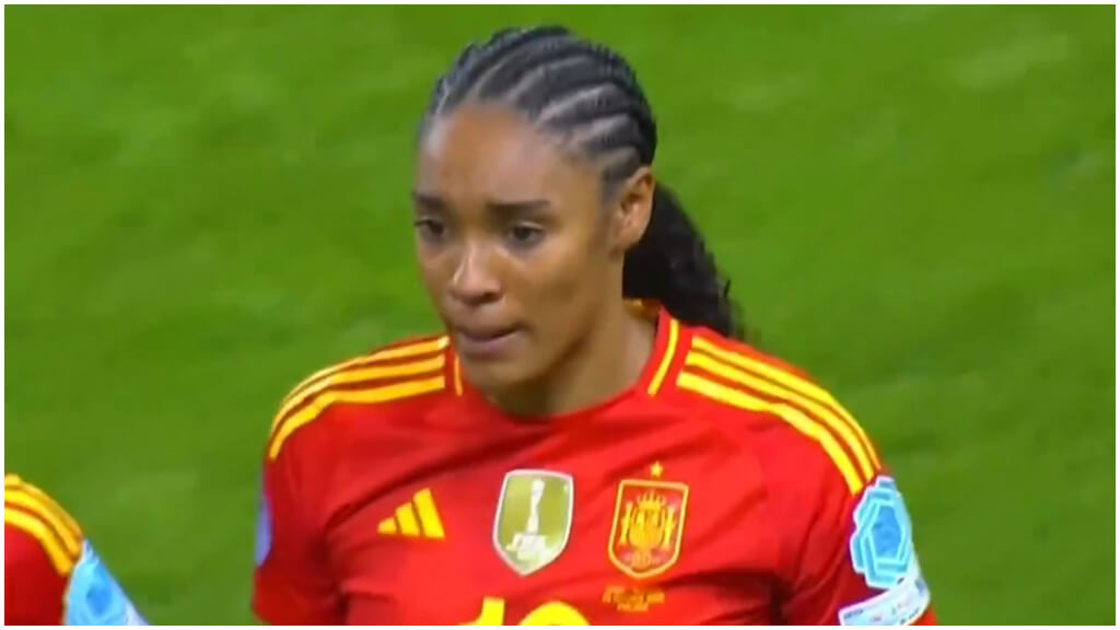 Salma Paralluelo se marcha entre lágrimas ante Suecia. (@teledeporte)