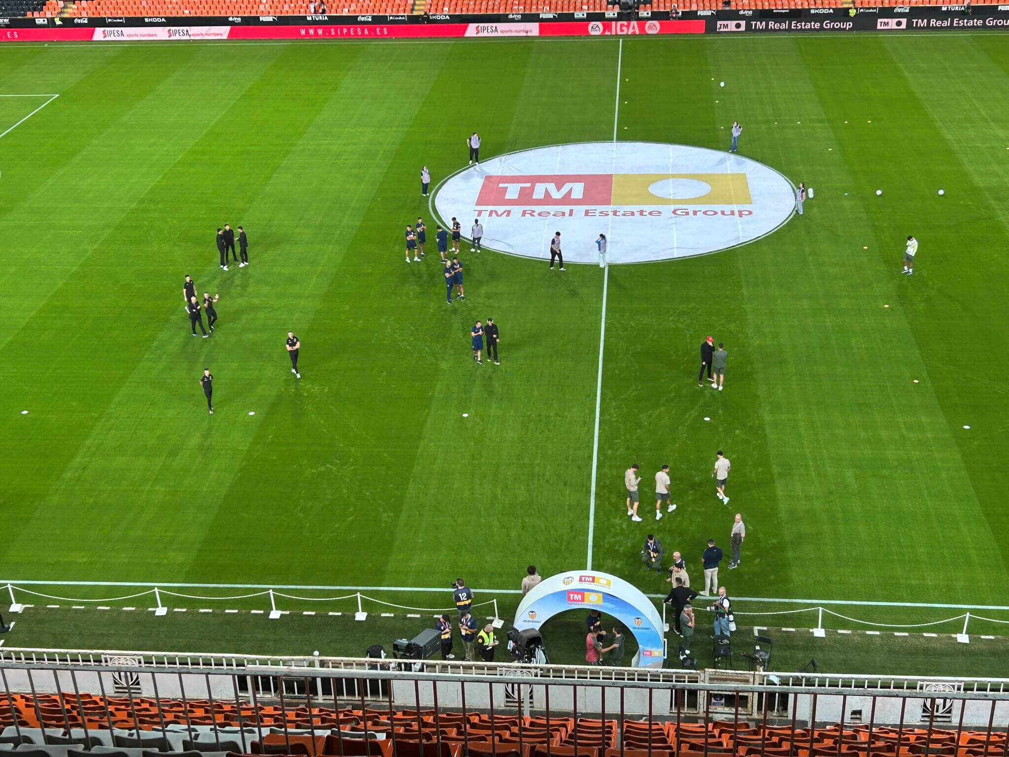 Los dos equipos sobre el césped
