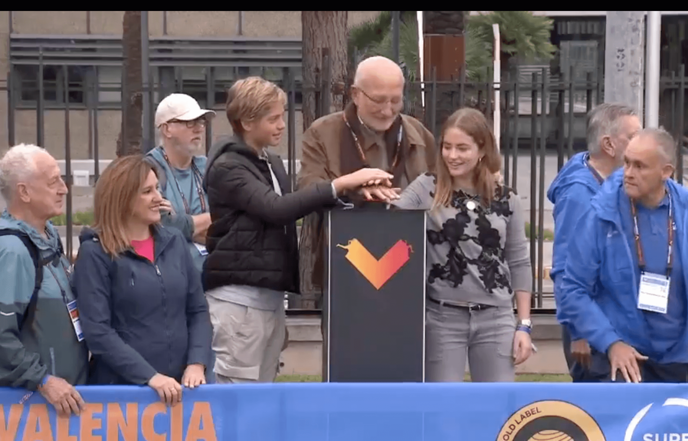 Juan Roig con sus nietos. A la izquierda, la alcaldesa