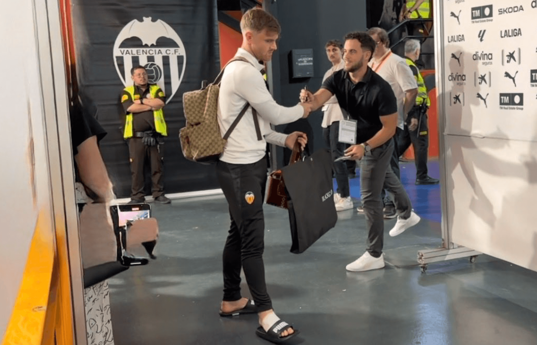 Lucas Beltrán sale cojeando de Mestalla (Foto: COPE)