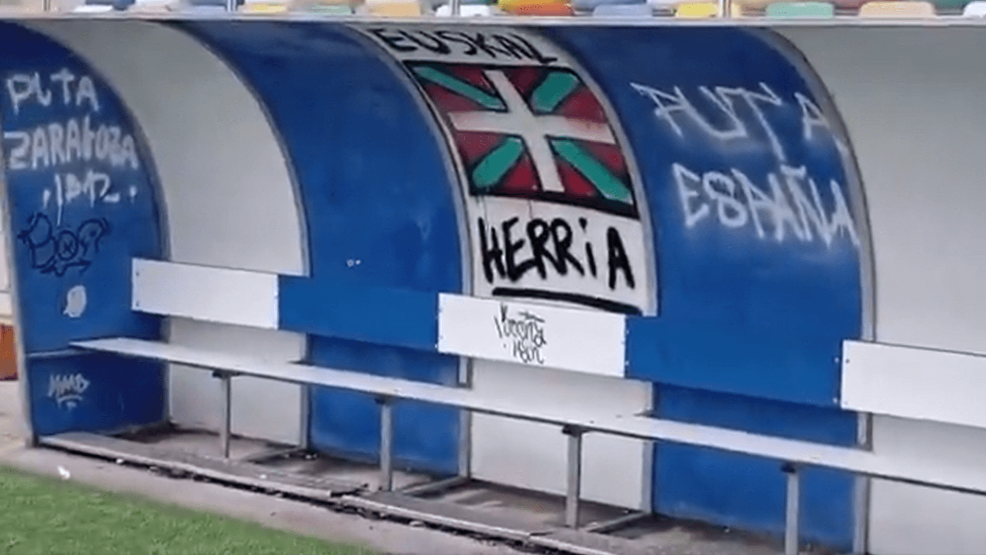 Pintadas contra el Real Zaragoza en el estadio del Mutilvera (Imagen: @puertas_alvaro).