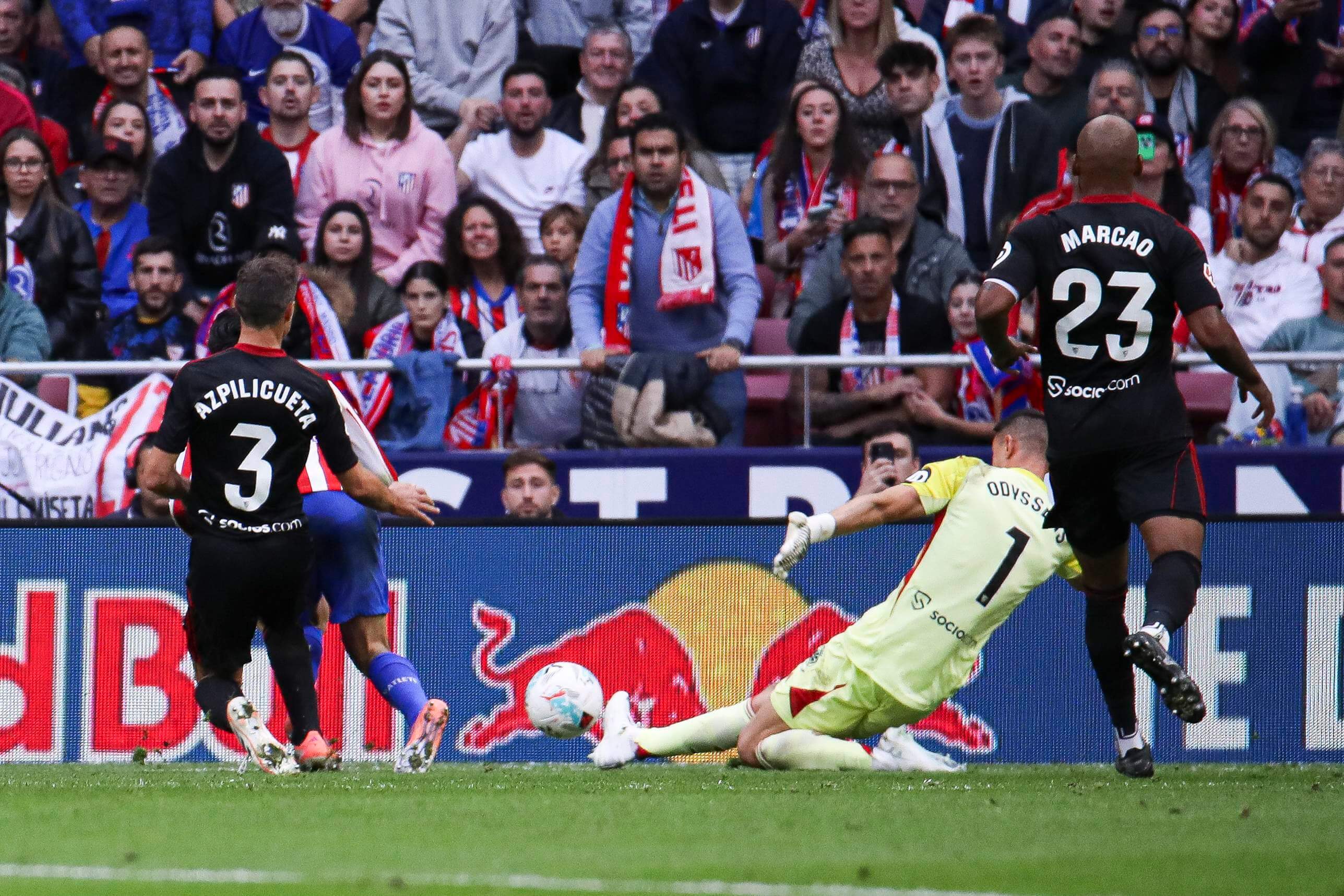 Paradón de Odysseas a Nico González en el Atlético-Sevilla (Foto: Cordon Press).