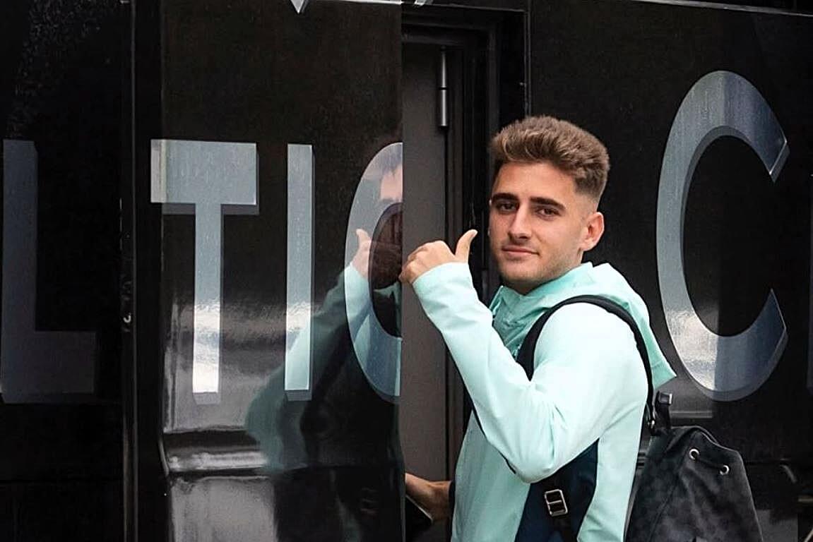 Robert Navarro, a por el autobús para el derbi en Lezama (Foto: Athletic Club).