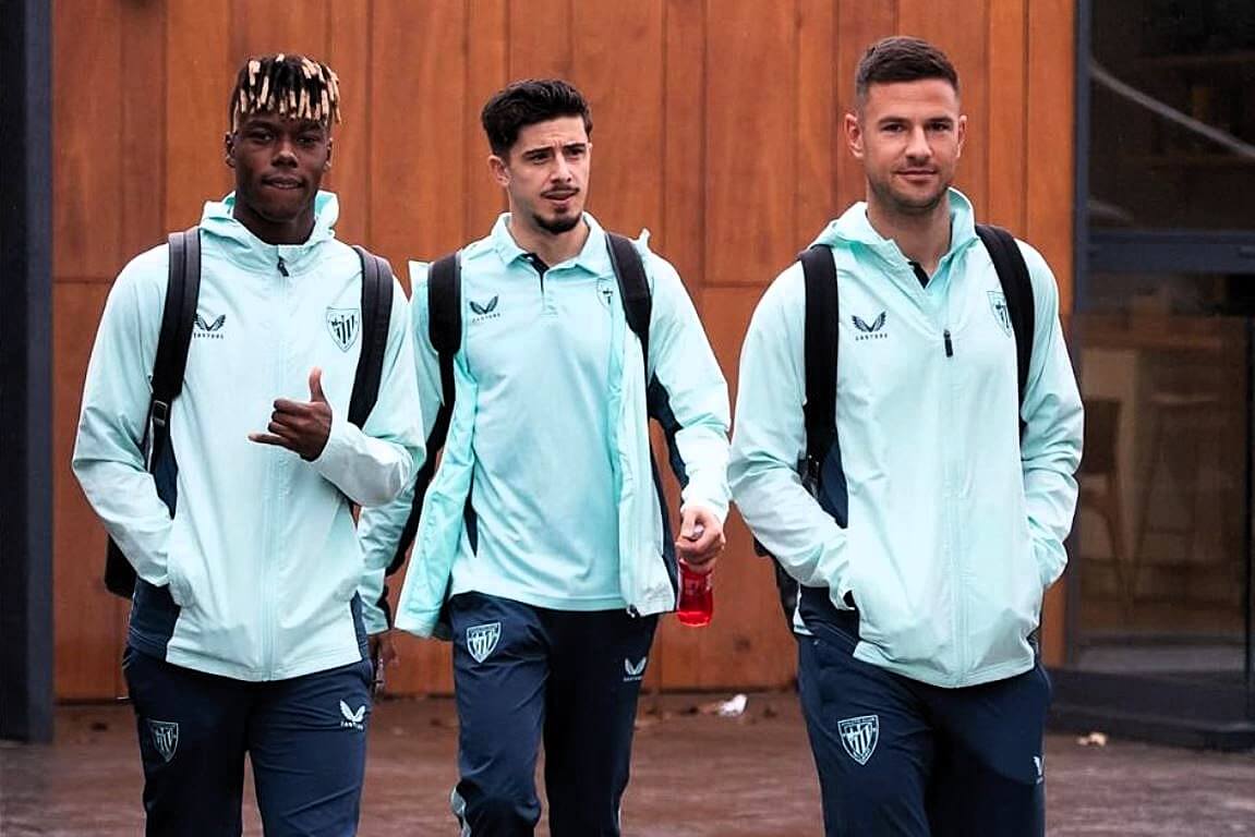 Nico Williams y sus compañeros, a por el autobús para el derbi en Lezama (Foto: Athletic Club).