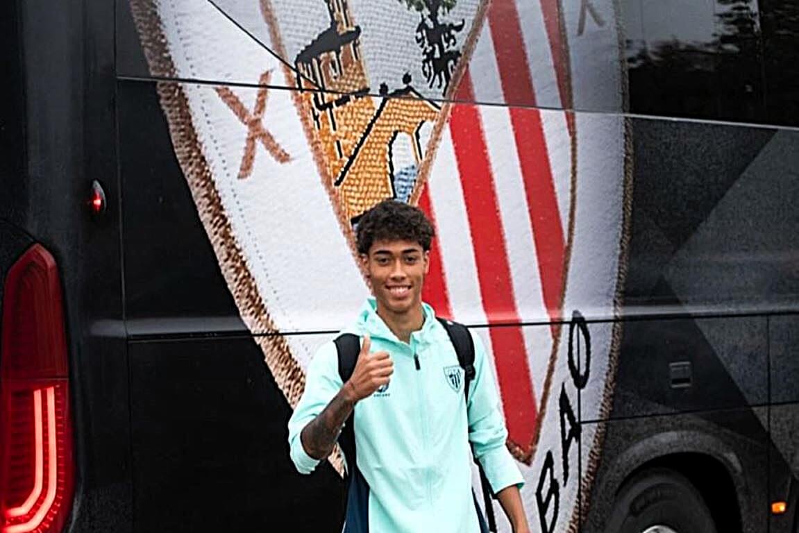 Selton Sánchez Sued, a por el autobús para el derbi en Lezama (Foto: Athletic Club).
