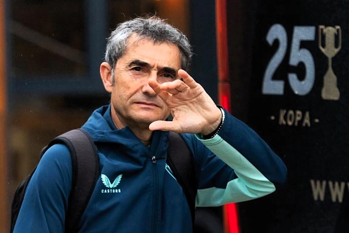 Ernesto Valverde, a por el autobús para el derbi en Lezama (Foto: Athletic Club).