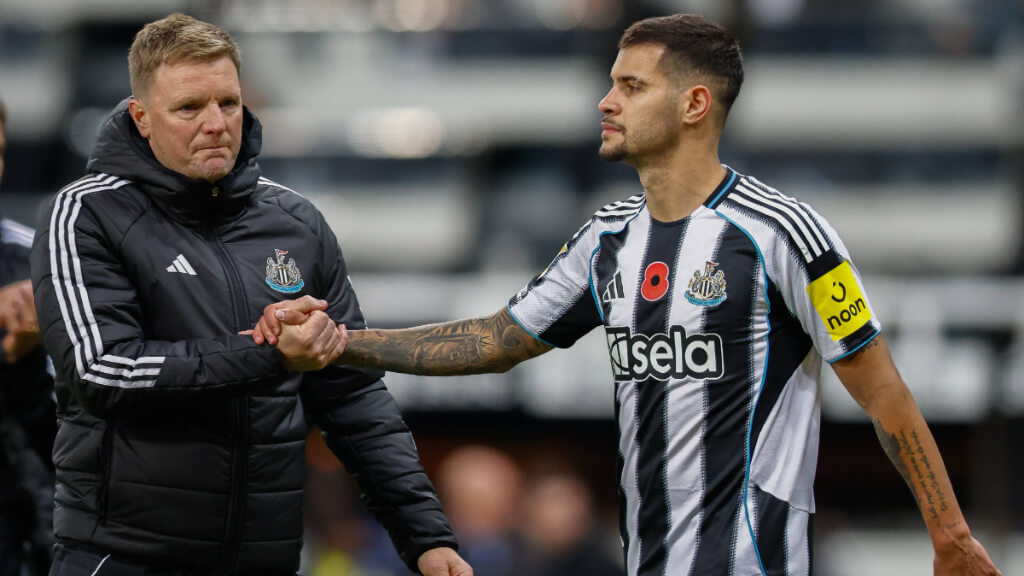El técnico Eddie Howe, con Bruno Guimaraes (Foto: Cordon Press).