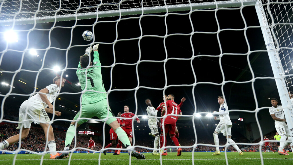 Thibaut Courtois realiza una parada en el Liverpool - Real Madrid (Foto: EFE)
