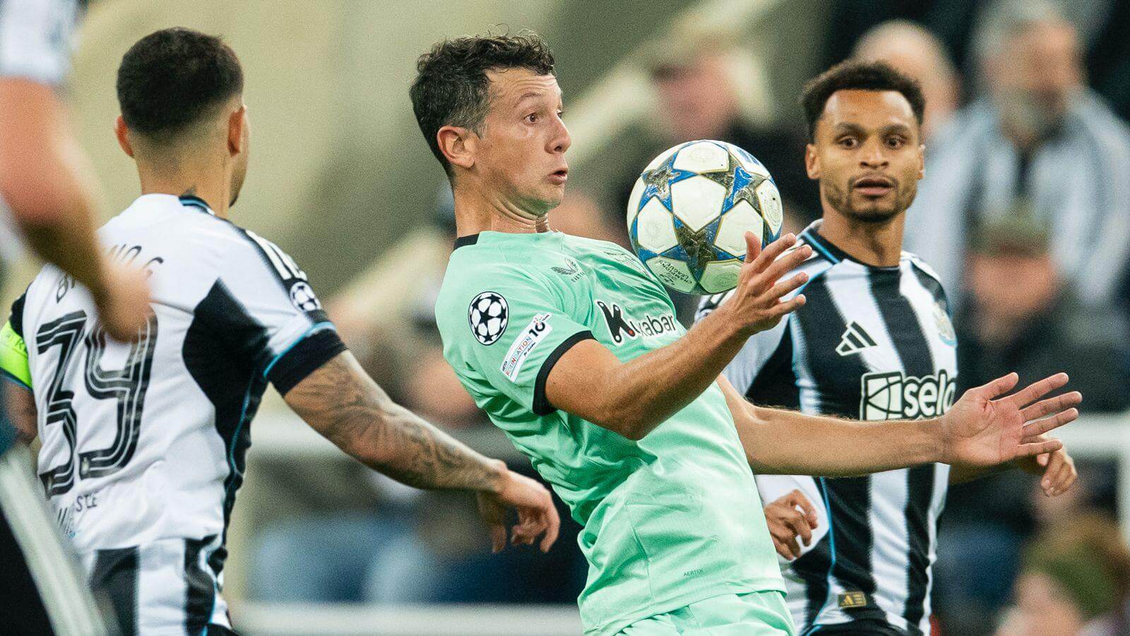 Mikel Vesga, ante el Newcastle en la Champions League (Foto: Athletic Club).