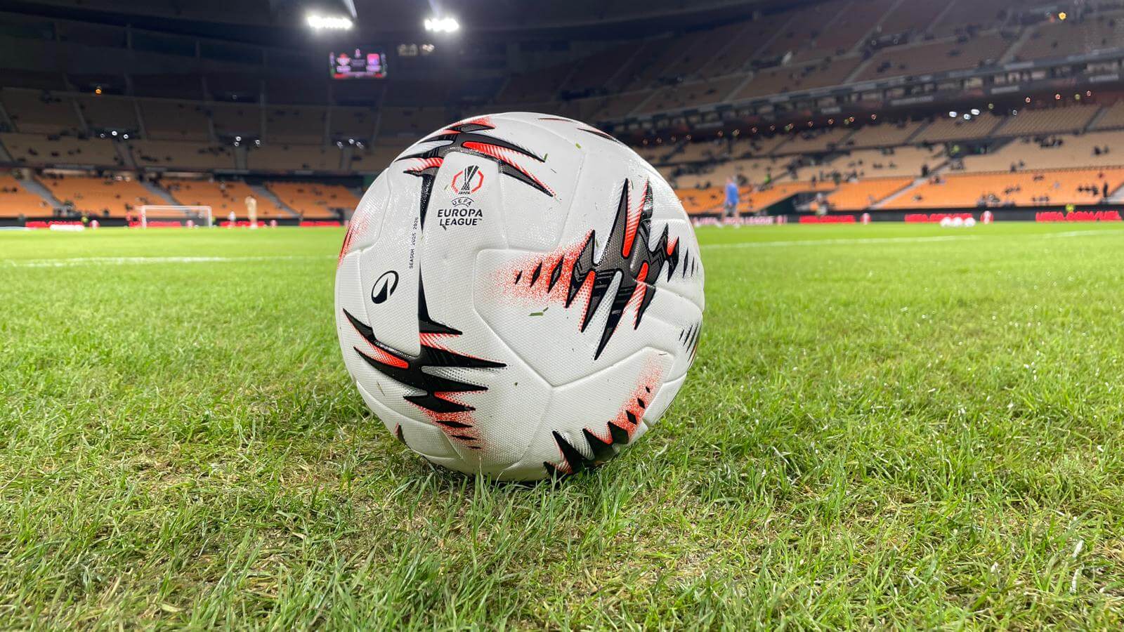 El balón oficial de la Europa League 25/26 (Foto: Kiko Hurtado)