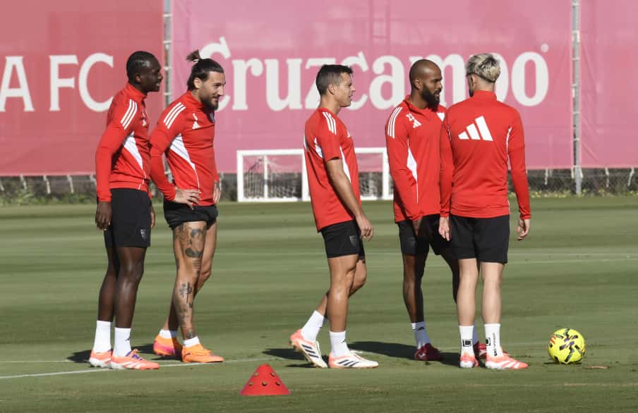 Azpilicueta, en el entrenamiento de este viernes (Foto: Kiko Hurtado).