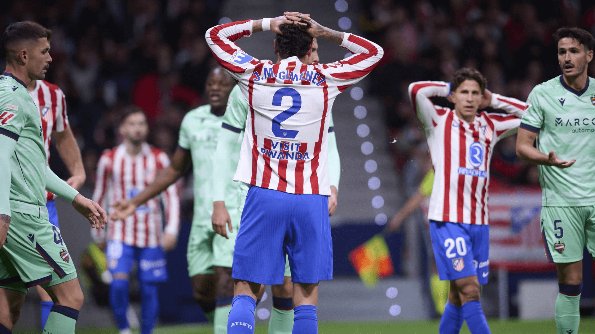 Giménez se lamenta de una ocasión en el Atlético-Levante (Foto: Cordon Press).