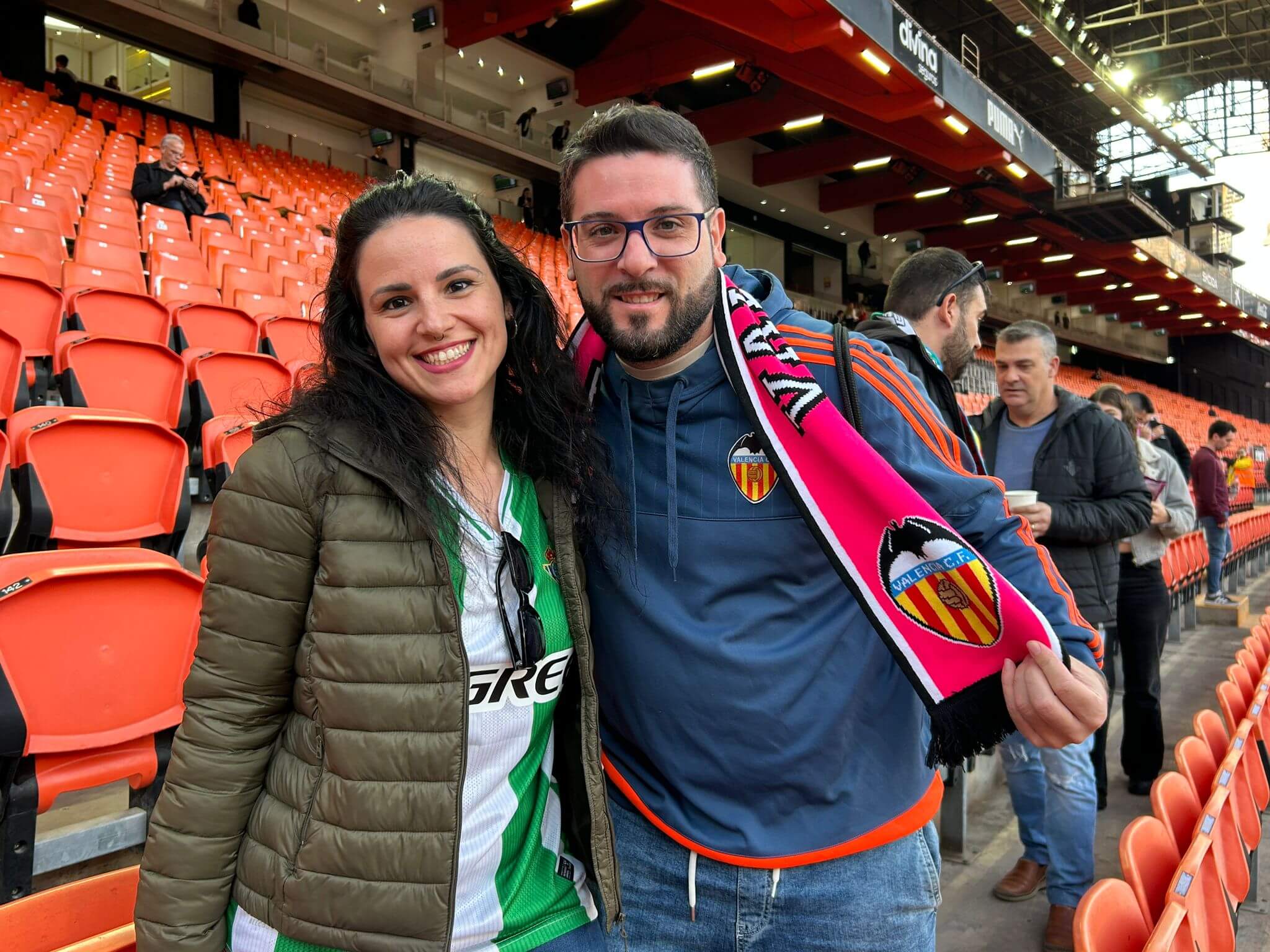 Una pareja, de Valencia y Betis, antes del encuentro (Foto: David Torres). 