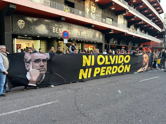 Pancarta contra Solís y Corona en Mestalla (Foto: Libertad VCF)